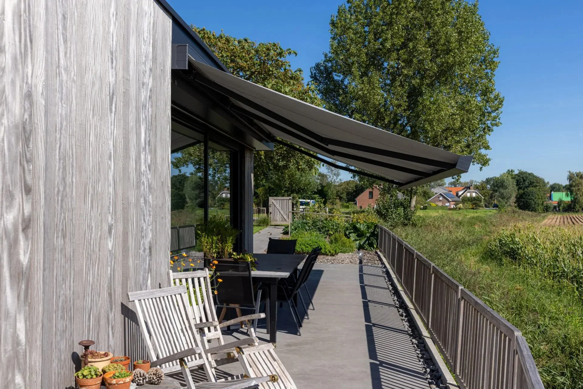 ☀ La QUBICA di KE ridefinisce il concetto di tenda da sole: linee pulite, estetica essenziale e tre varianti &mdash; Flat, Plumb e Light &mdash; per adattarsi a ogni contesto architettonico.

👉 Il braccio AKI, ispirato alla perfezione della natura, 