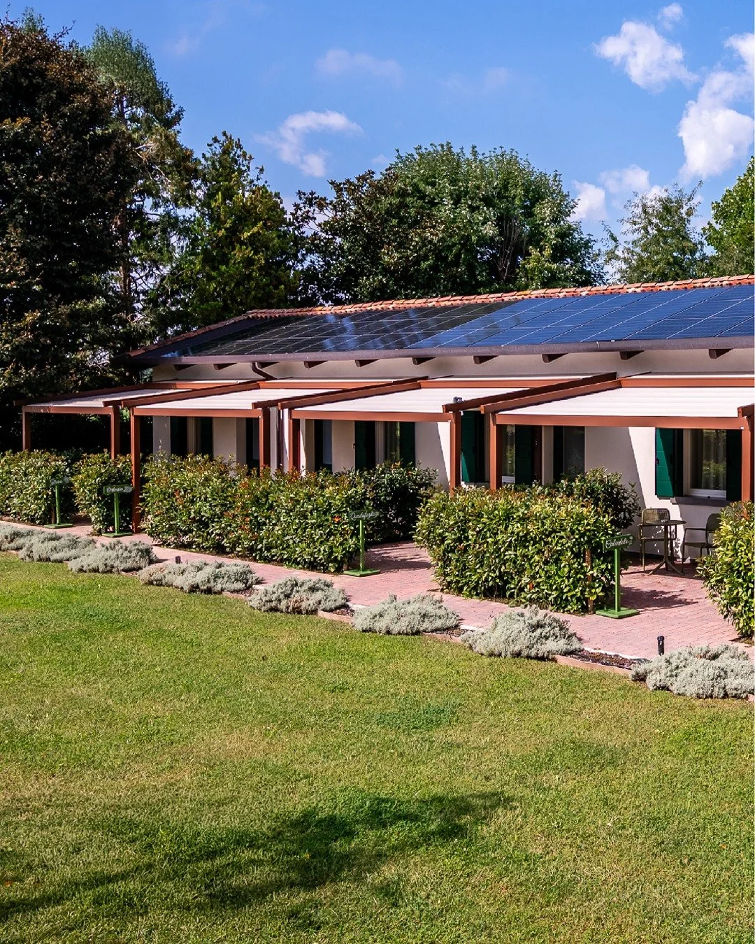 💚 Un nuovo spazio outdoor che nasce per accogliere, rilassare e dialogare con il verde circostante.

✨ All&rsquo;Agriturismo Le Vigne Morosina, nel trevigiano, la protagonista &egrave; la Genius A100 STAR di KE: una pergola che unisce eleganza e fun