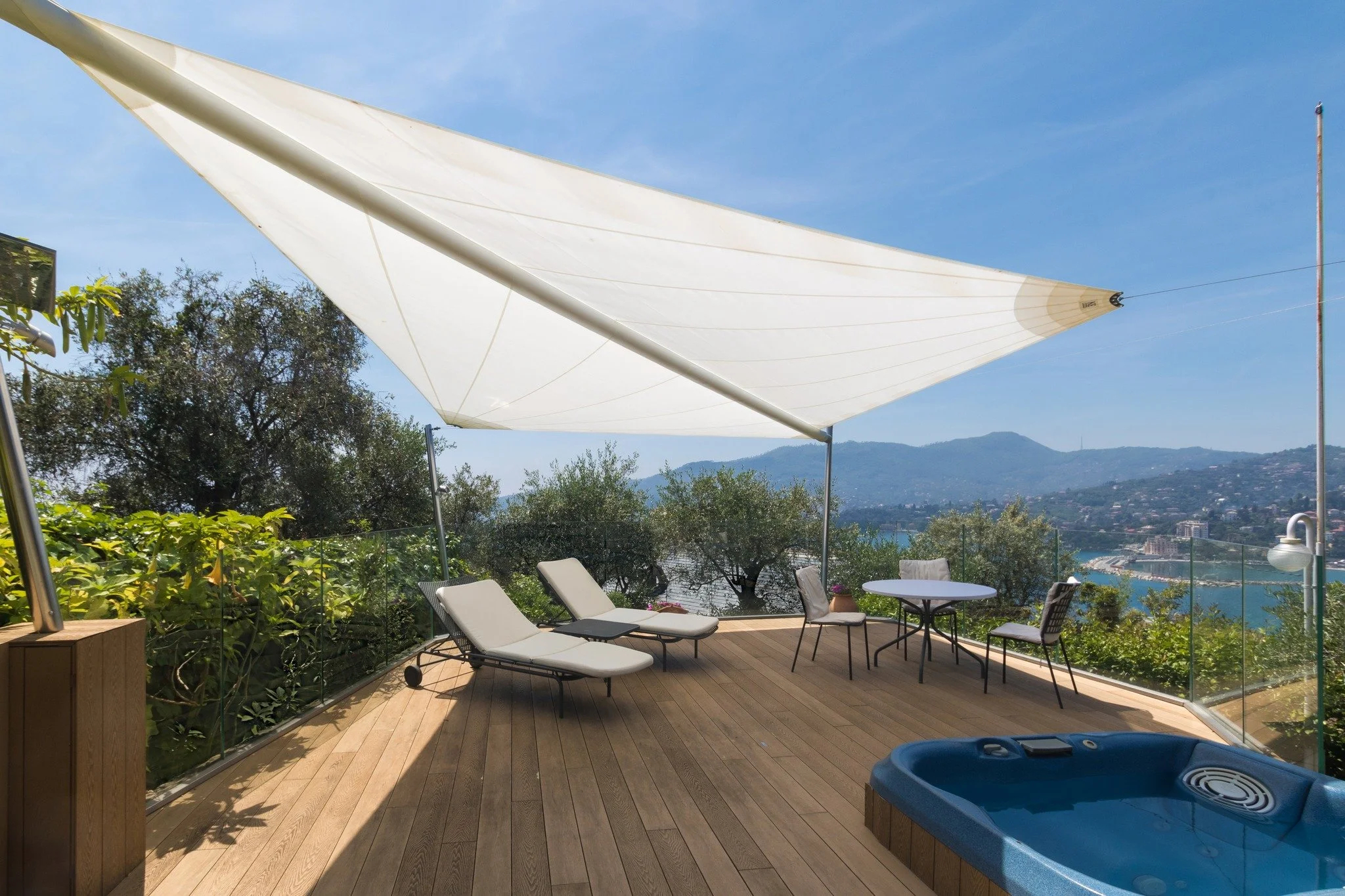 ✨ Linee leggere, impatto deciso.

👉 Kheope &egrave; la vela ombreggiante che ridefinisce lo spazio outdoor: ampia copertura, design essenziale e una presenza architettonica contemporanea.

⚡️Struttura in acciaio, materiali resistenti e sistema autom