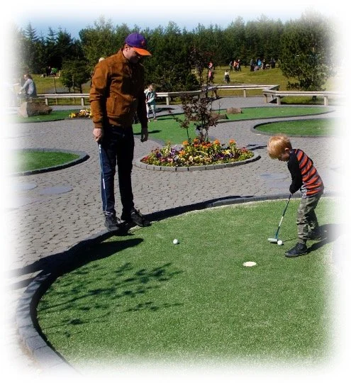MINIGOLFVÖLLURINN Í GUÐMUNDARLUNDI Í KÓPAVOGI KEMUR VEL UNDAN VETRI
