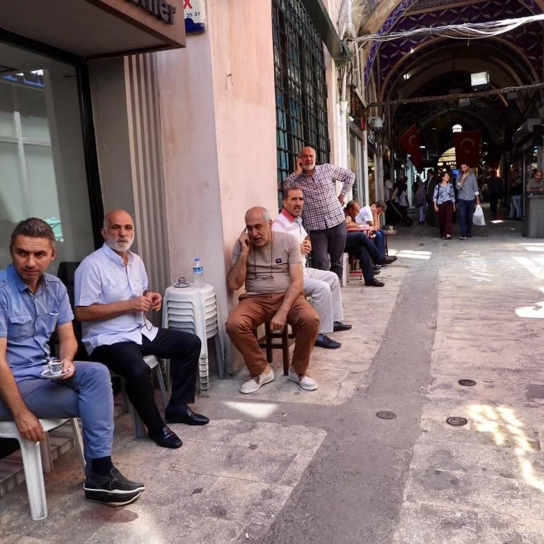 It’s still the men who sit around in Istanbul’s covered bazaar