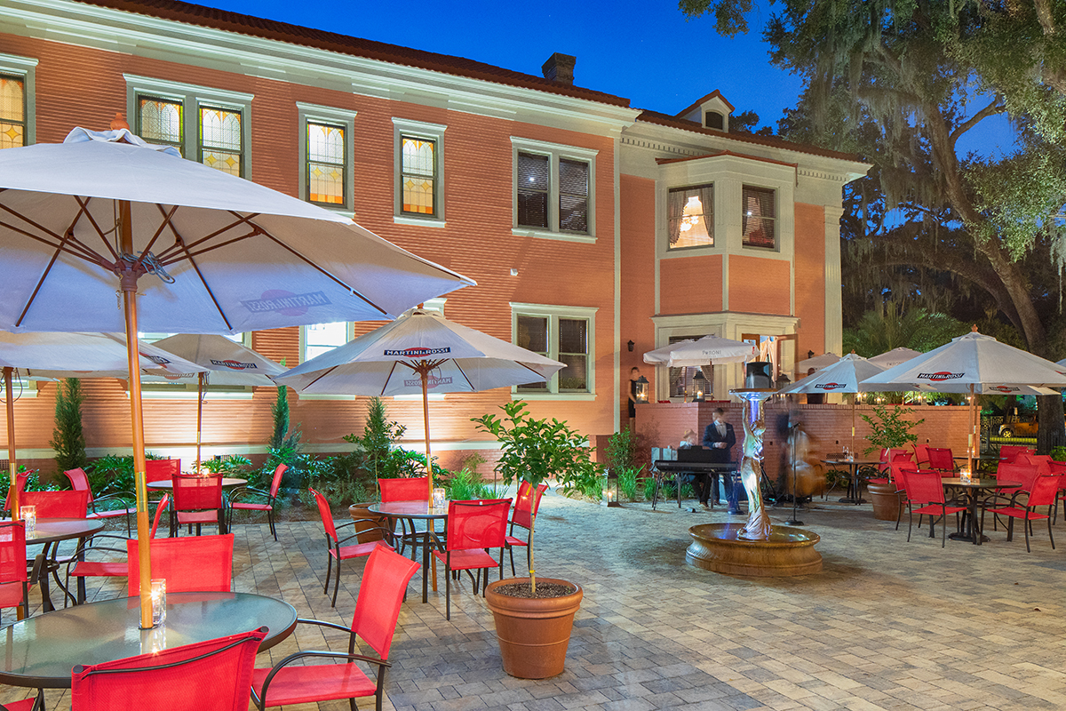 LaScala_Night_courtyard2.jpg