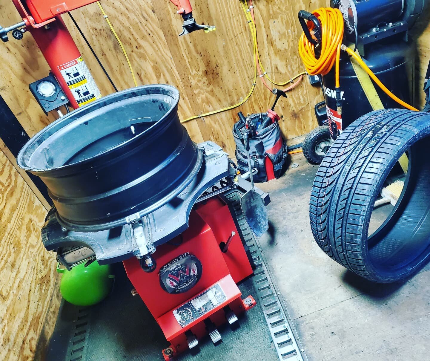 Need your new tires mounted? Come see us 24 hours a day. #pgcounty #washingtondc #DMV #dcmetro #dc #virginia #nova #flattires #tires #spare #tirechange #battery #batteryservice #jumpstart #deadbattery #lockout #lockedout #lostkeys #gasdelivery #gas #