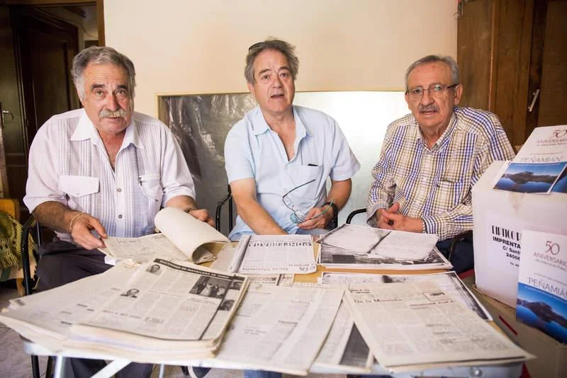 Isidoro de la Fuente Bayón, José Antón Acevedo y Ángel Luis Martínez García, autores de esta monumental obra sobre los pueblos anegados del Porma. F. OTERO PERANDONES - Artículo Emilio Gancedo, Diario de León, 30/08/2017.