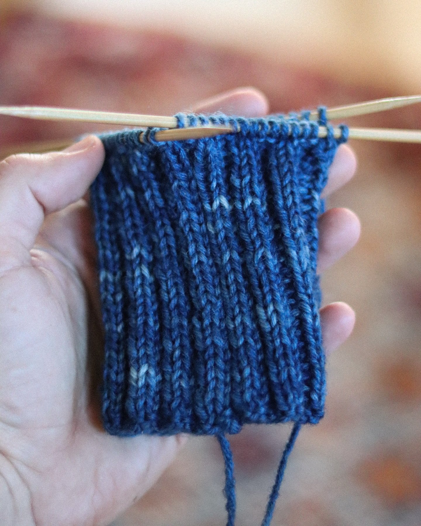 Really loving this variegated blue from last summer&rsquo;s old sig vat 💙🩵🤍. The skein became lightly felted during scouring, leaving soft, lighter blues where the fibers clung together. Lovely little accident. 

#naturaldye #oldsigvat #sigvat #ja