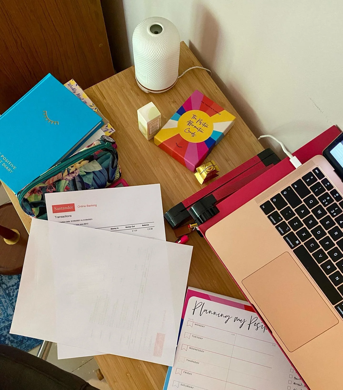 Current situation 🤯 desperately trying to finish my tax return before school breaks up for summer! Desk essentials - amazing @neomorganics diffuser currently diffusing one of their new essential oil blends grapefruit, mandarin and eucalyptus 😋 and 