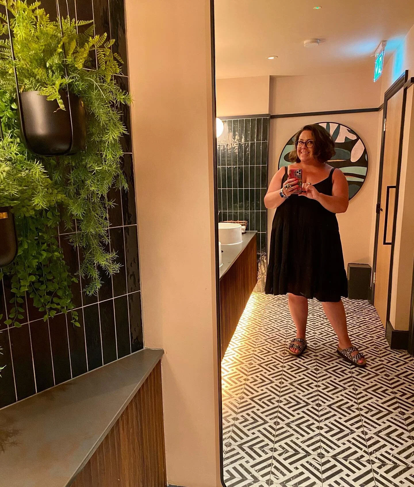 Lovely lunch on the terrace at the new @burntorangeuk in Brighton&rsquo;s lanes last week, food outstanding (you must have the lamb cigars!) and drinks to match (swipe to see a &lsquo;Mr Howard&rsquo; non-alcoholic cocktail 🍹) and loos lovely enough