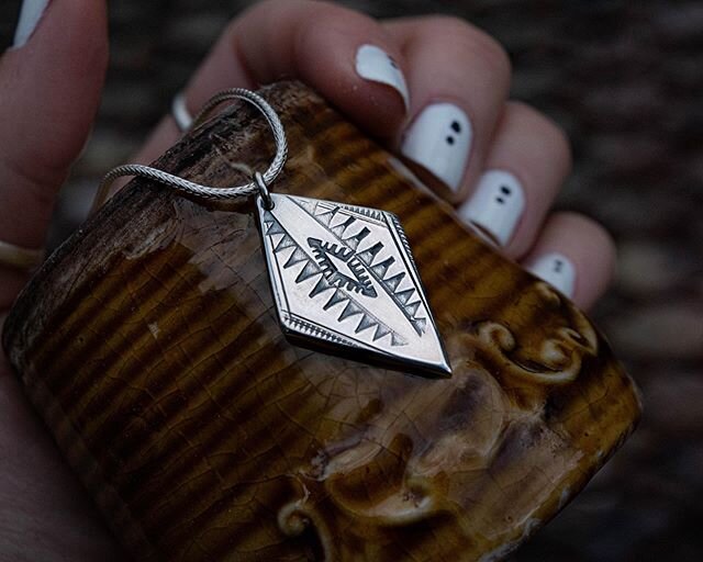 ❩ The Wandering Pendant ❨
I think it&rsquo;s okay to feel lost. Maybe stripping away the construct of &ldquo;normal&rdquo; puts us closer to that doorway beneath the surface. The one we couldn&rsquo;t see through all the noise.