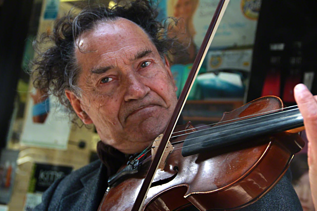Street performer, Brighton Beach Avenue