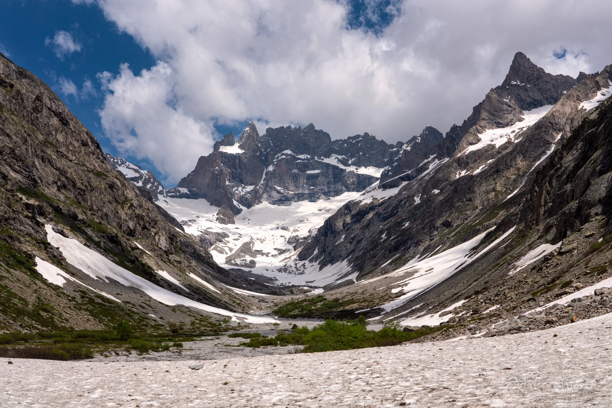 You can try to see the refuge in the middle, about 1/3 from the bottom, just at the limit of the snow, if you enlarge the photo. It looks like a pebble but it holds 68 people, so this gives you a sense of scale.