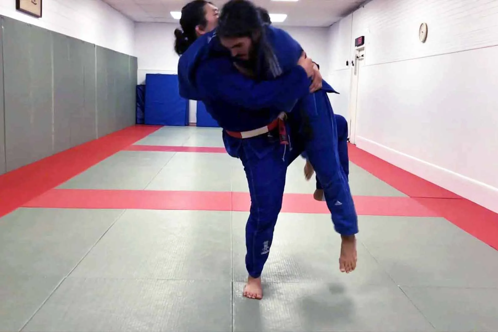 Utsuri-goshi? Front ura-nage? Front uchimata? No, it's yagura-nage!
