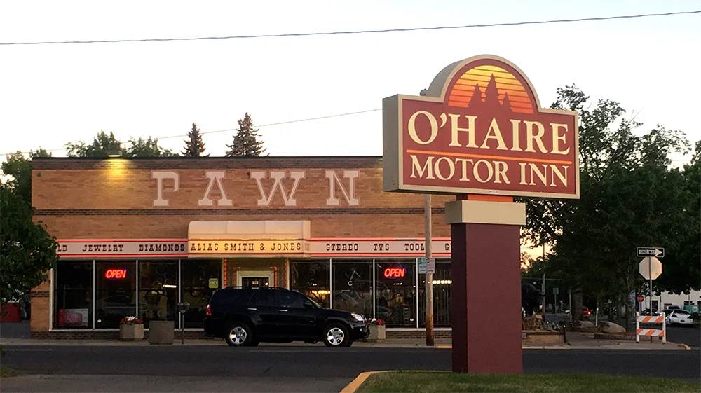 The O'Haire Motor Inn sign from the parking lot, which appears very late 80s / early 90s.