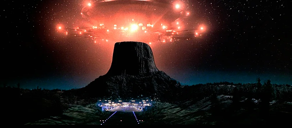 The alien mothership approaches the tower at the start of the film's finale.