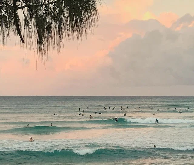 Sundown in heaven,wishing I could 🏄🏽 #paradise #partywaves #byronbay #secretspot #backisfucked #beach #sunsets #goodtimes #