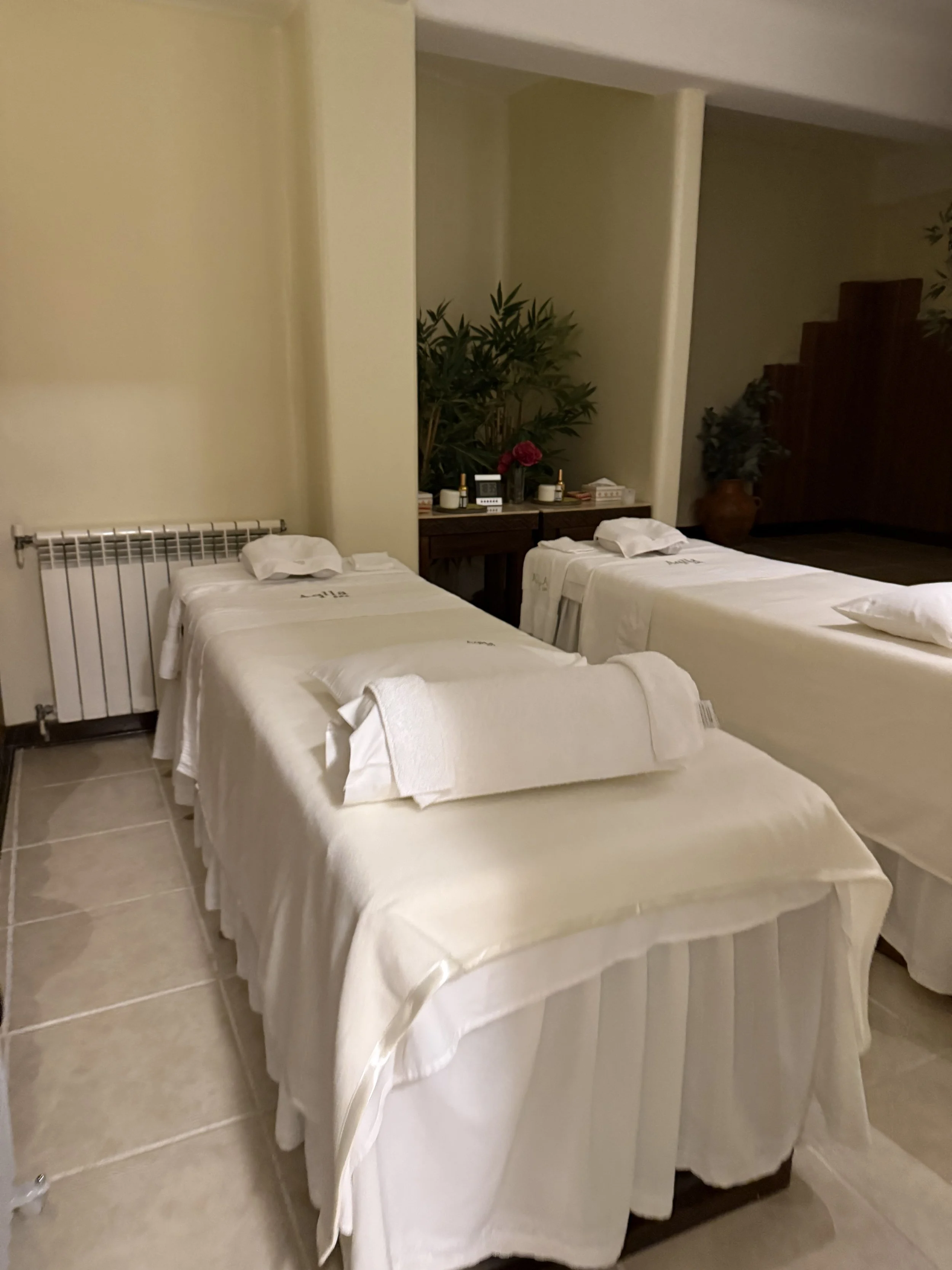 Sumaq massage table undisturbed.jpg