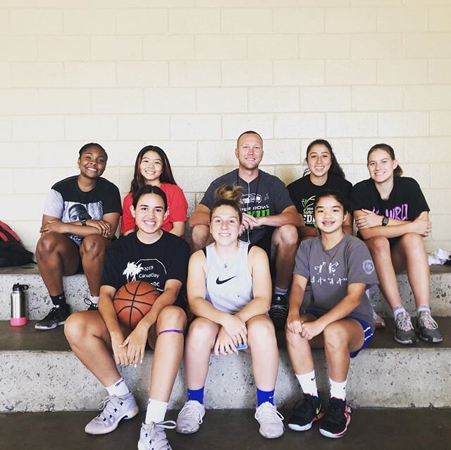 Girls 17u gold squad putting in that work @ssbeseda who continues to grow and push players to being the best they can be!!
.
.
.
.
.
.
.
.
.
#basketballneverstops #hoopdreams #success #championship #champs #wins #ballislife #basketball #handles #shot
