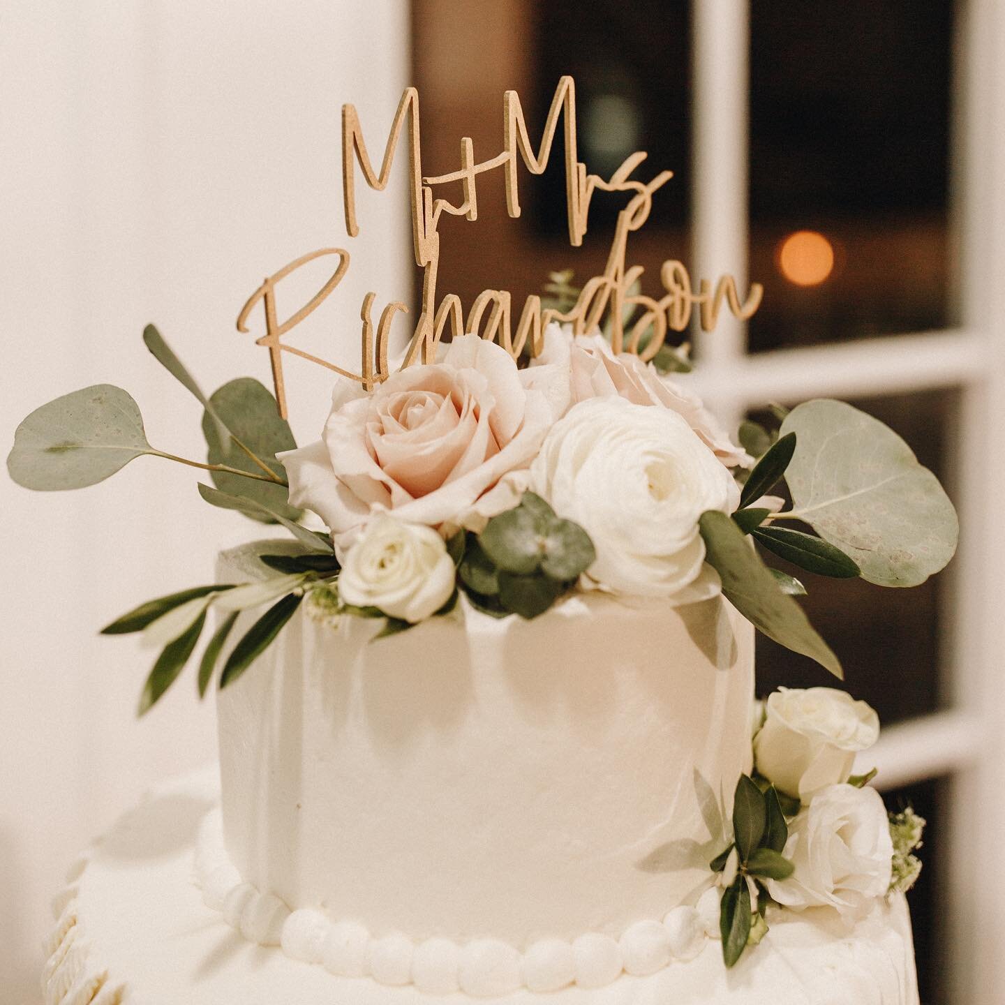 Let&rsquo;s share some cake!😋 LOVE the last pic🤍
.
.
.
#weddingphotography #orlandoweddingphotographer #orlandoweddingvenue #weddingplanner #justengaged #weddingcake #tuscawillacountryclub #wedding2023ideas