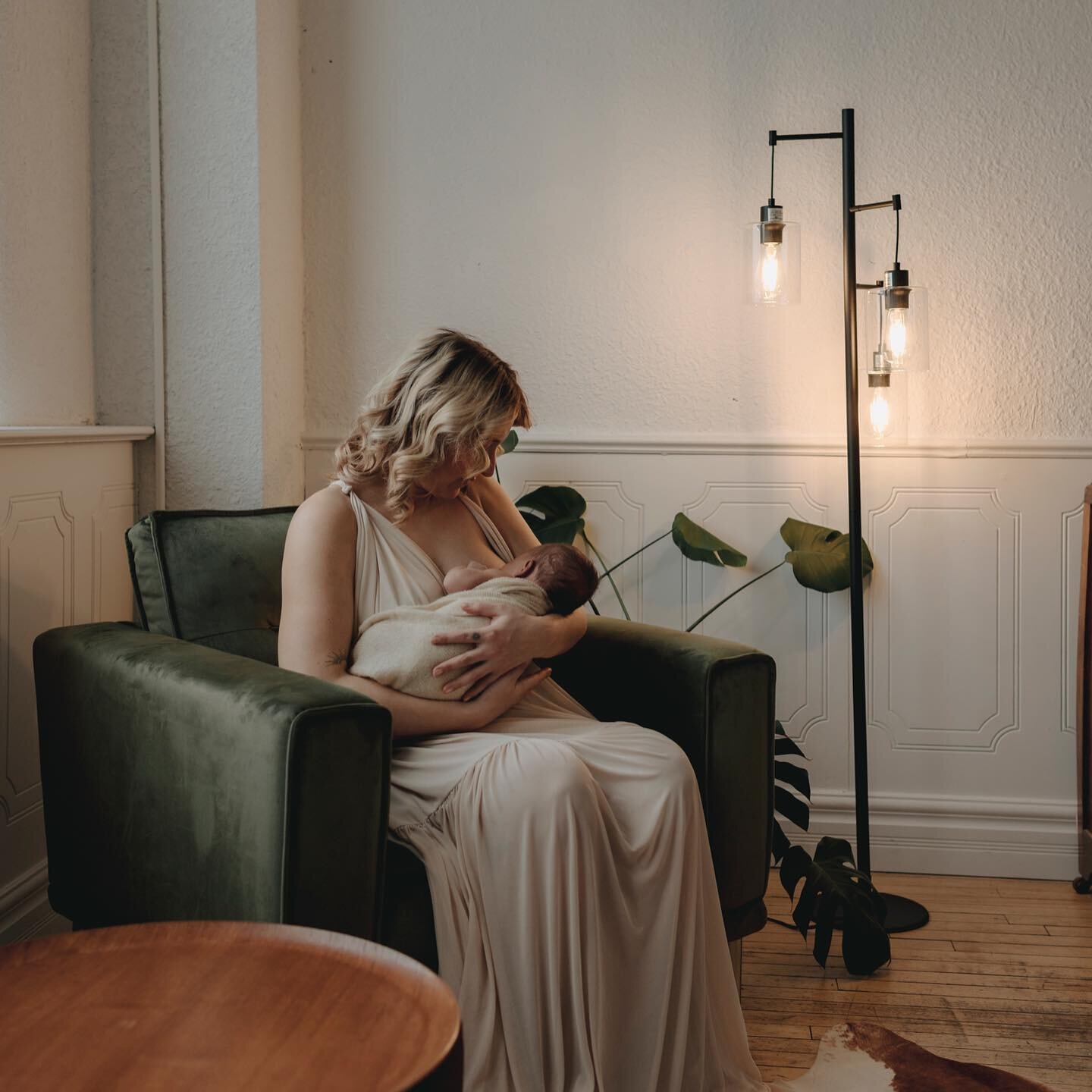 Beautiful intimate moments. 

Gown: @reclamationdesigncompany 

#yxephotographer #yxemoms #yxematernityphotographer #saskatoonphotographer #motherhood #breastfeedingmom #saskatoonmoms #supportlocalyxe