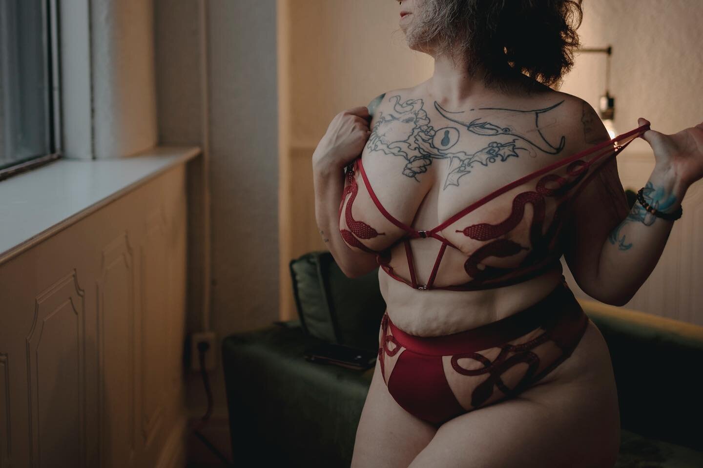 Booking 2024 boudoir 

Booking early helps you plan and save for your session.

Plus if you&rsquo;re thinking of giving yourself a gift for Valentines or that special someone in your life a little ❤️&zwj;🔥 get your session booked in January or miss 