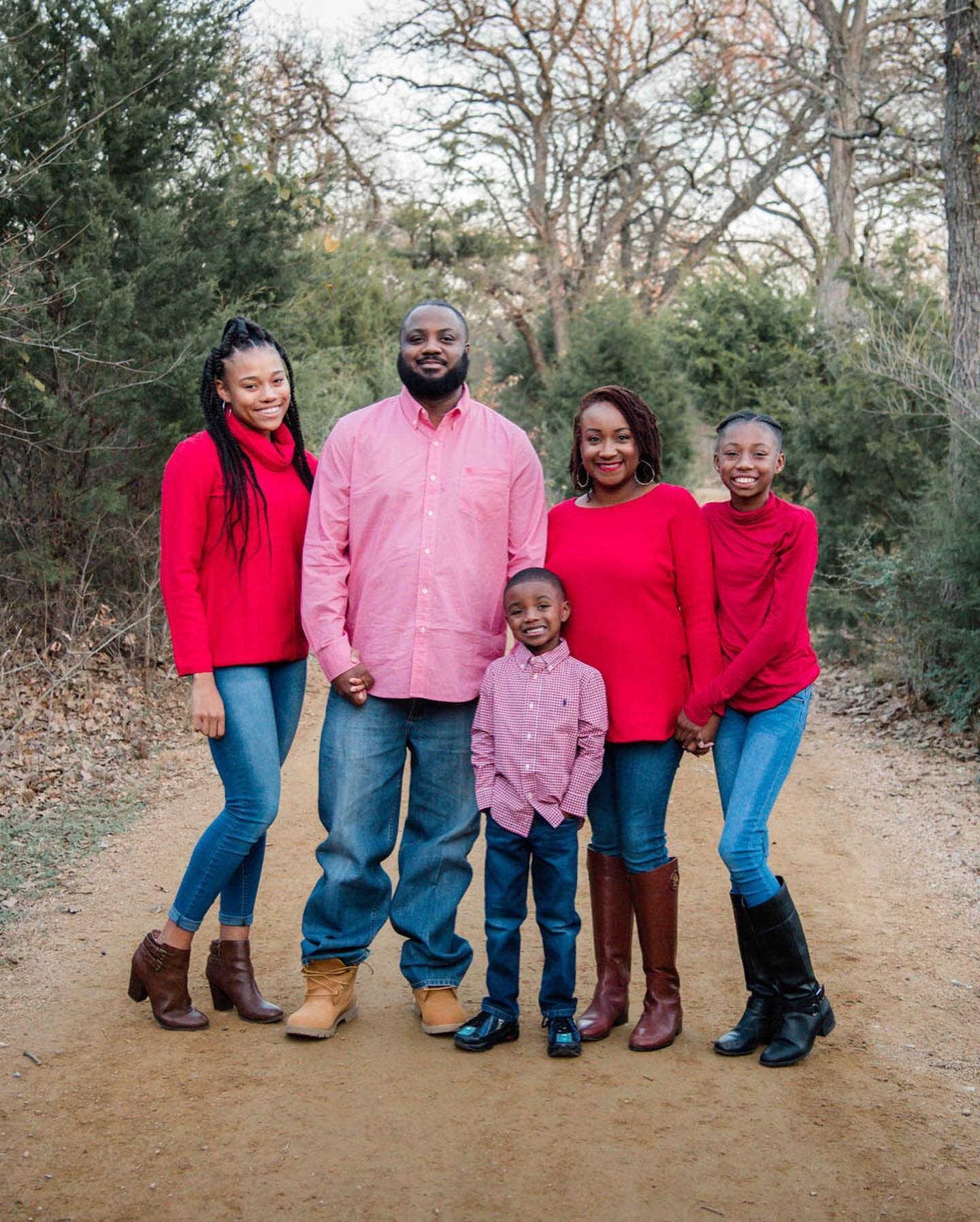 Sneak peek from yesterday&rsquo;s session. My toddler and I have been home with the flu, but I&rsquo;m finally getting back to life. It felt good to leave the house and be productive. #dallasphotographer #christmasphotoshoot #christmasphotos #familyp