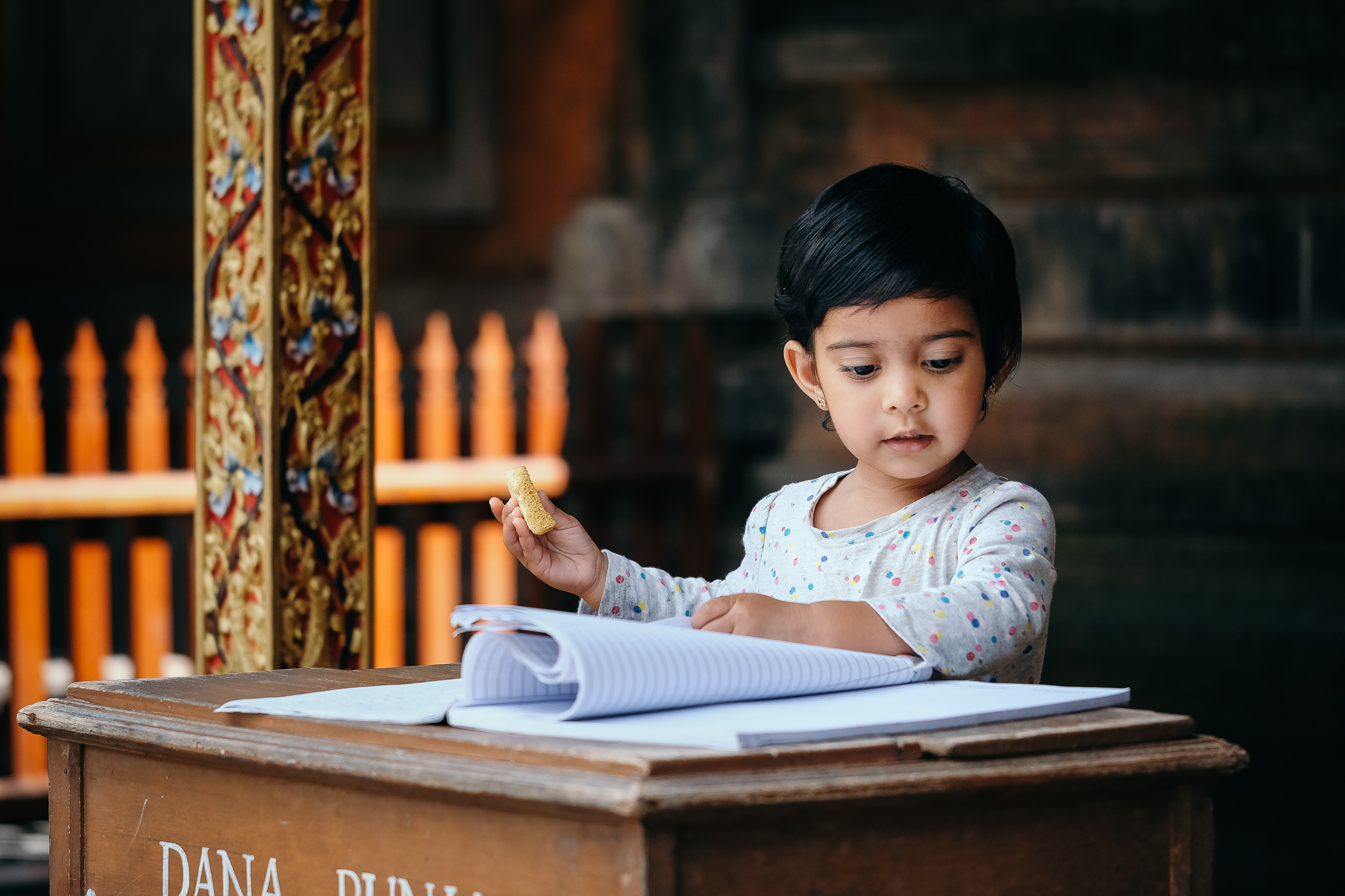  Child reading a book in Tirta Empul Hindu temple in Bali - Indonesia  Fujifilm X-E3 + Fujinon XF 80mm f/2.8 R LM WR OIS Macro  1/640sec, f/2.8, ISO 400 
