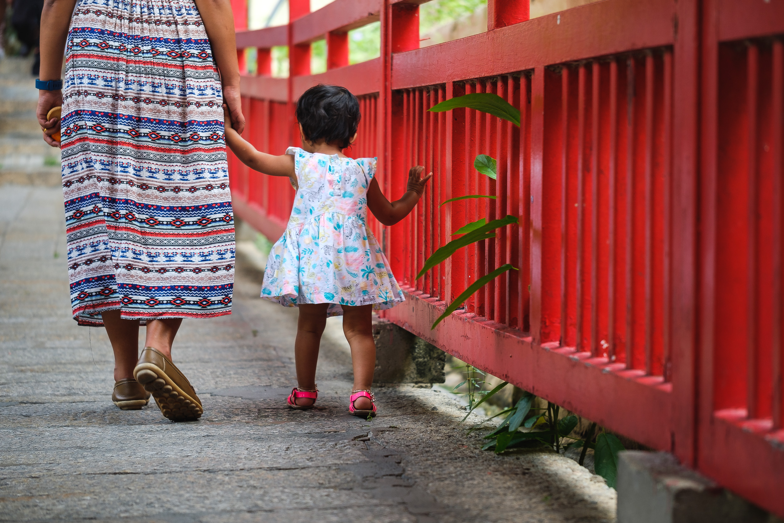  Child walking holding the hand of the mother in Kek lok si temple in Penang - Malaysia  Fujifilm X-T2 + Fujinon XF 80mm f/2.8 R LM WR OIS Macro  1/200sec, f/2.8, ISO 200 