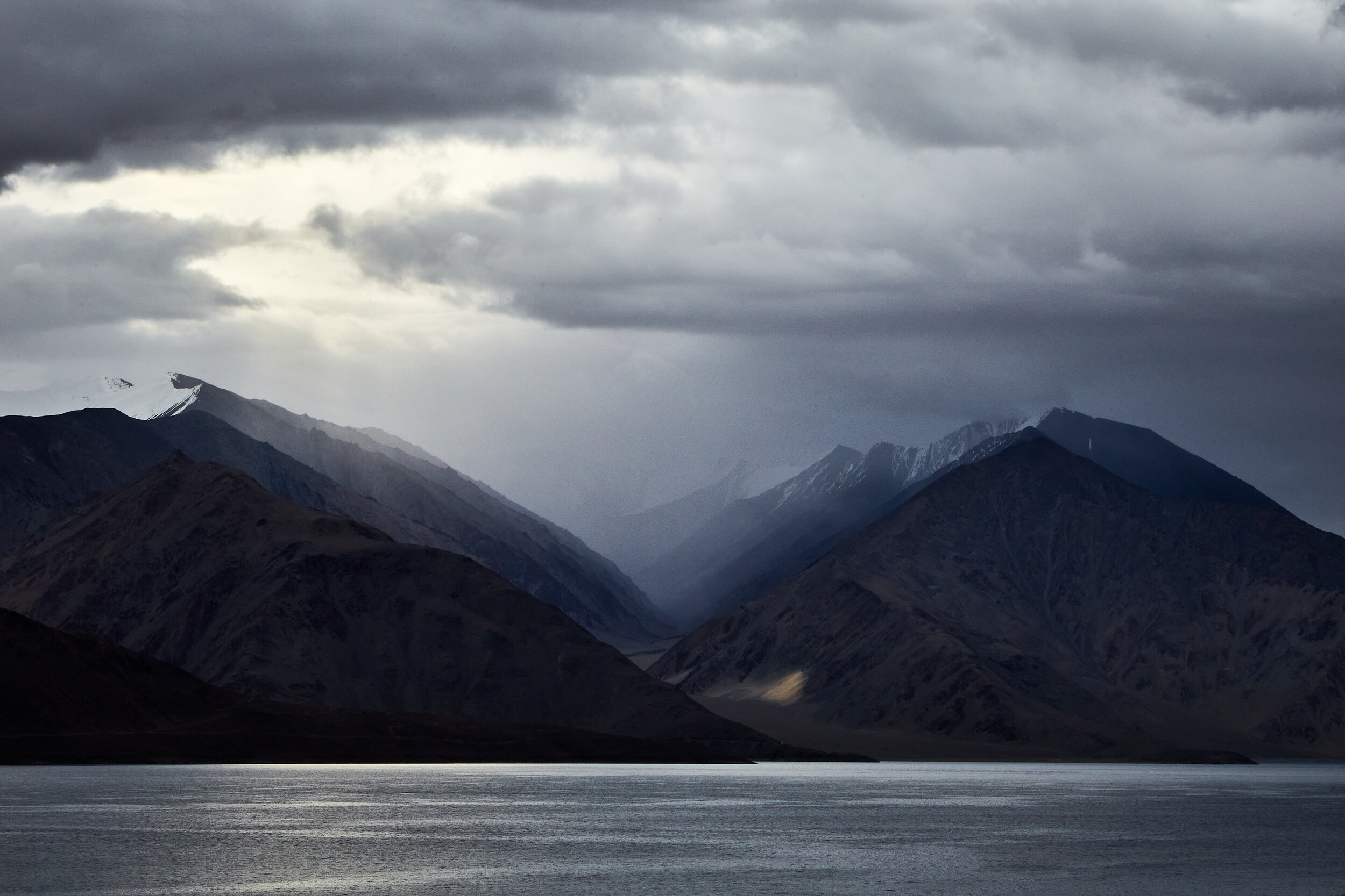  The landscape on the other side of the Pangong lake contributes to the Indian border with China. 