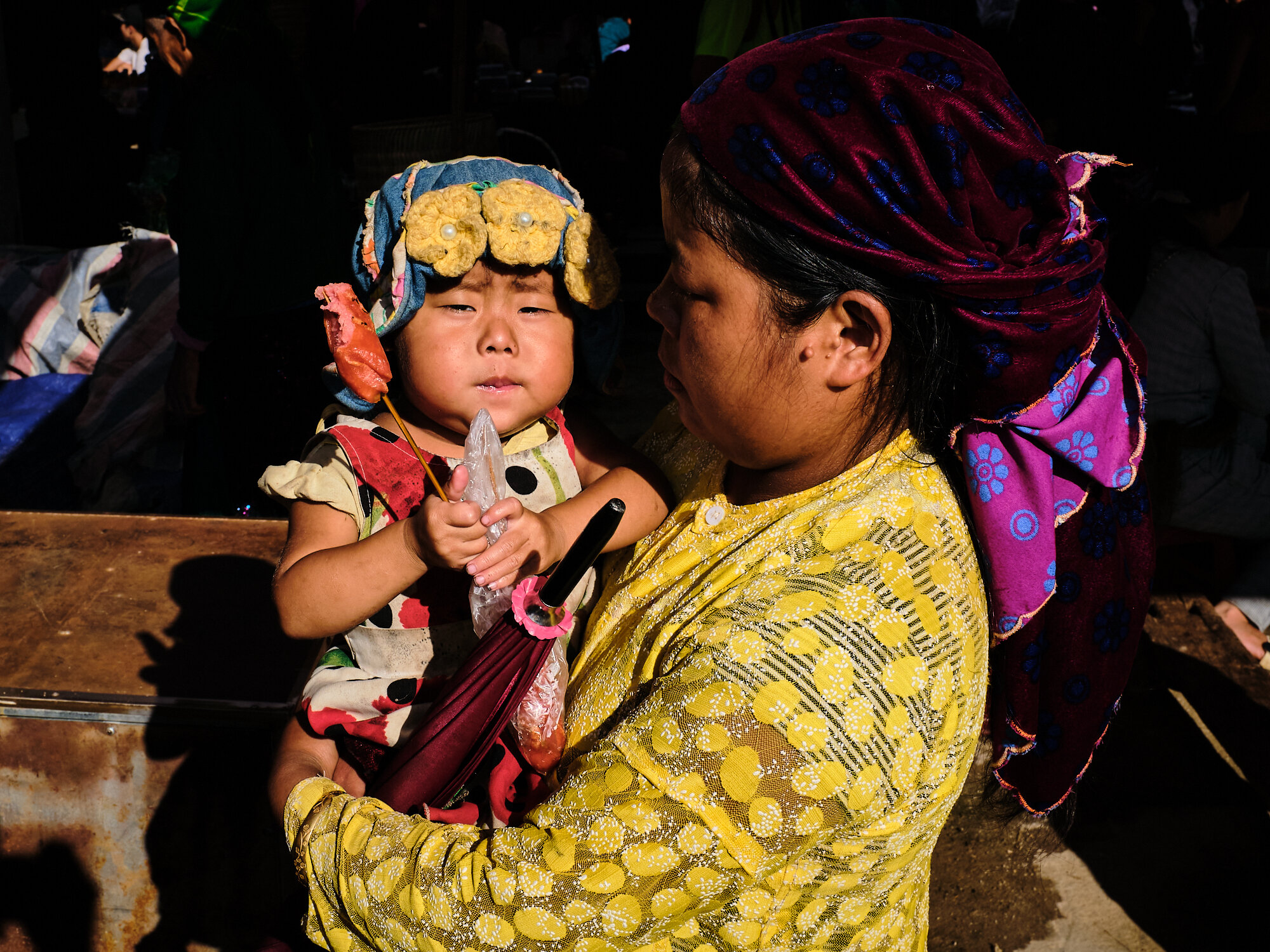  A mother and a kid at dong van market, Vietnam 