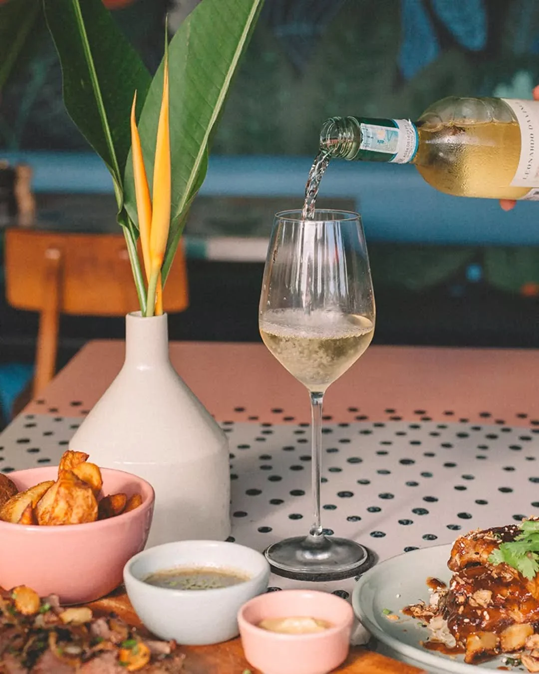 Sunset fades, ros&eacute; flows 🌅🍷
Join us from 7 to 10pm for 2 for 1 wines &amp; ros&eacute; in your favourite tropical hideaway.

#neonpalmsbali #tropicalvibes #balisunset #rosewine #seminyaklife #balinights