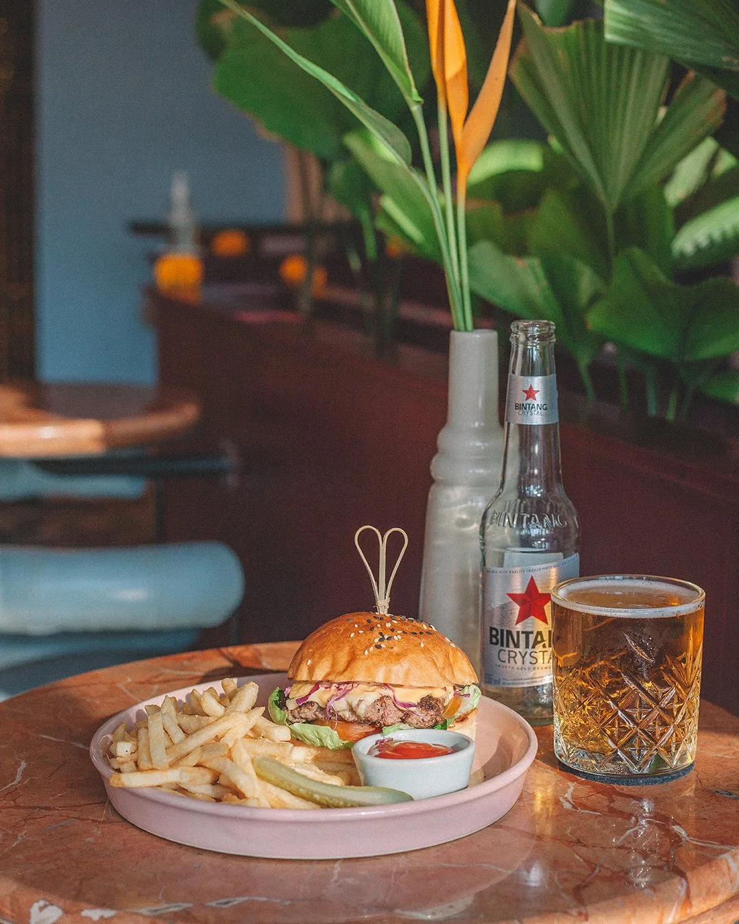 Golden hour hits different with this combo 🌅🍔🍺
Burger + Bintang only 85K++
Every Wednesday, 5&ndash;8PM at Neon Palms

#neonpalmsbali #goldenhourbali #burgerlover #balieats #seminyakvibes #balifoodies #happyhour