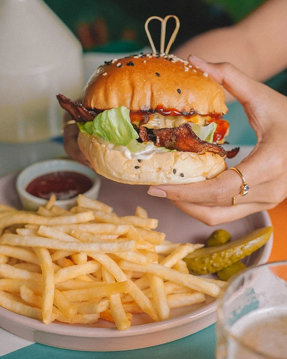 We didn&rsquo;t plan on making your Wednesday better&hellip; but here we are. Swing by Neon Palms today, we&rsquo;ve got something special waiting🍔🍺

#NeonPalmsBali #SeminyakEats #BaliBurger #BurgerLovers #FoodieInBali