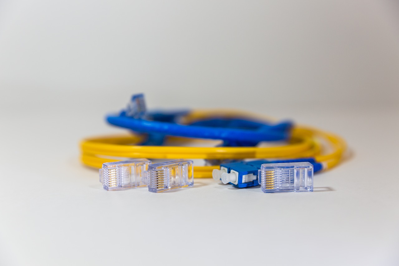 Fiber-Optics-Optical-Wire-Data-Network-Networking-2633613.jpg