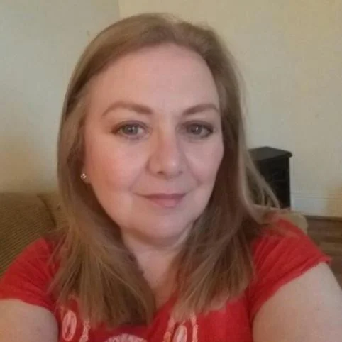 Tracey Dell - Colonic Therapist Tracey is passionate about helping people with IBS, bloating, constipation & other digestive issues. Over the last 16 years she has built up an impressive track record helping clients to eliminate or manage these issues in a simple but effective way. She has featured on numerous TV programmes on this subject.