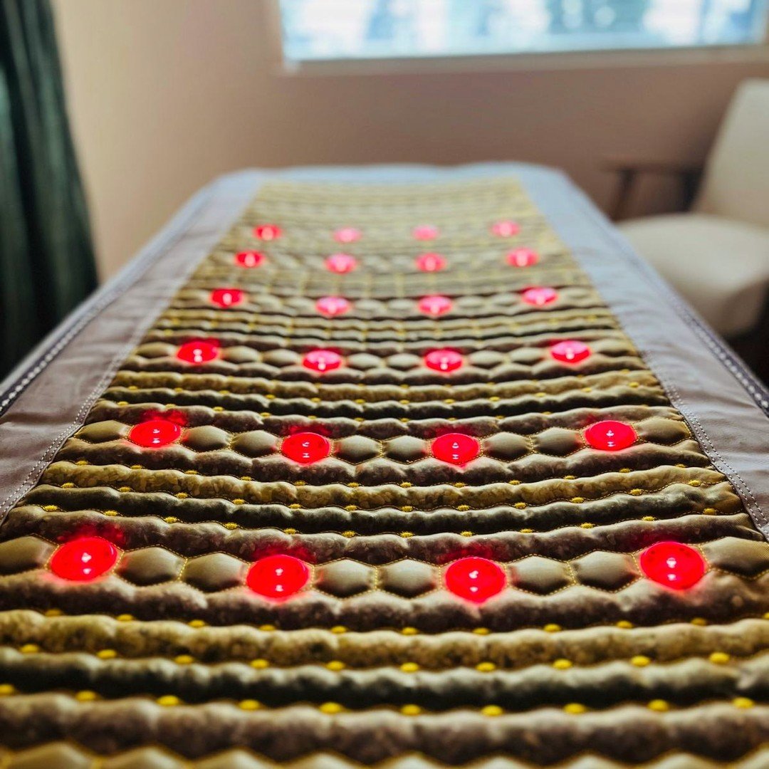 👋Welcome to my luxurious healing mat layered with thousands of crushed crystals💎, Far InfraRed⭕, and Pulsed Electromagnetic Field therapy, or PEMF🌊. 

The healing crystals are heated with Far InfraRed, which uses a gentle type of heat to relax you
