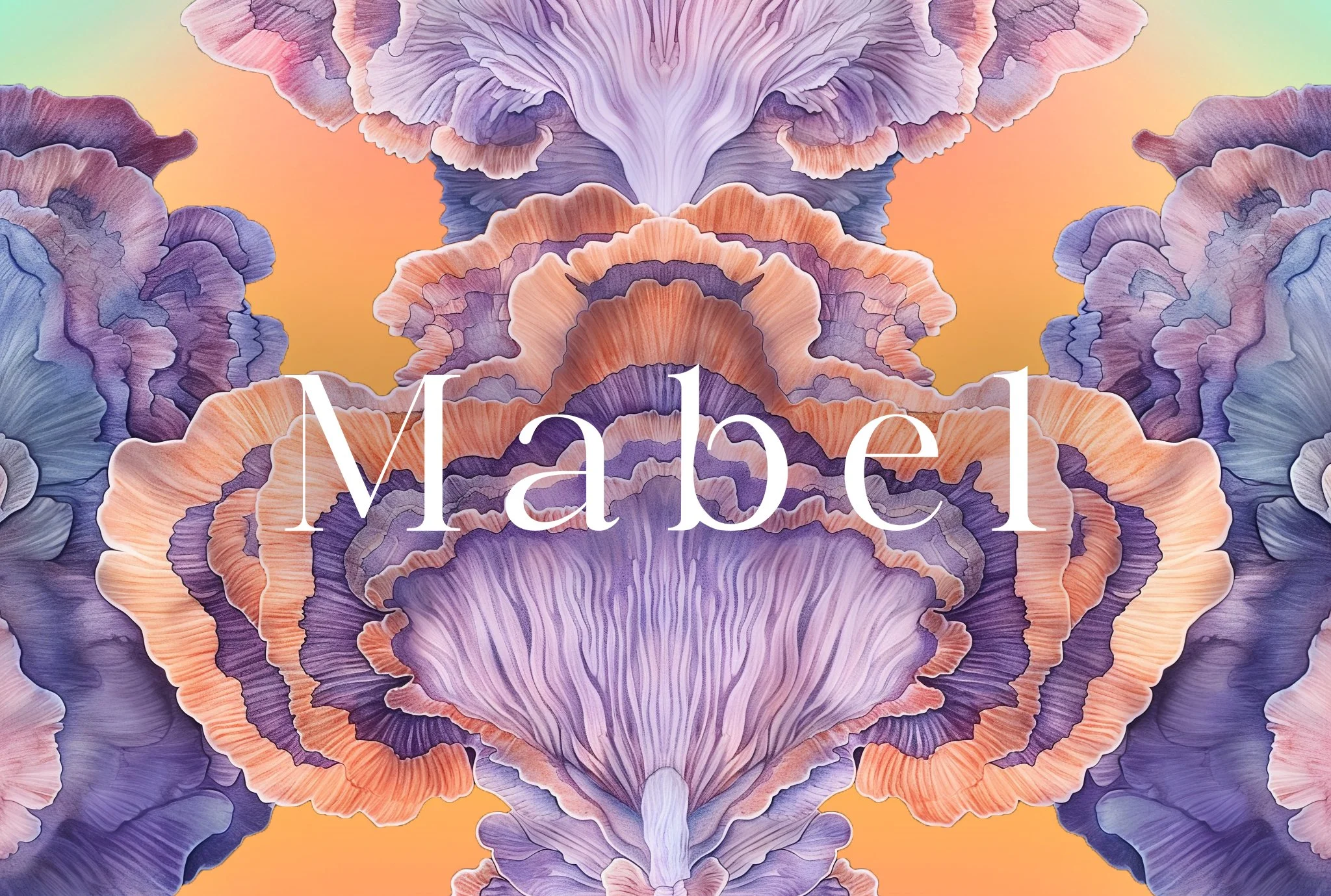 Kaleidoskopisk kunstværk, der associerer til svampe, med farverige, blomsterlignende former i lilla, orange, blå og pink nuancer, med logoet 'Mabel' i hvidt foran.