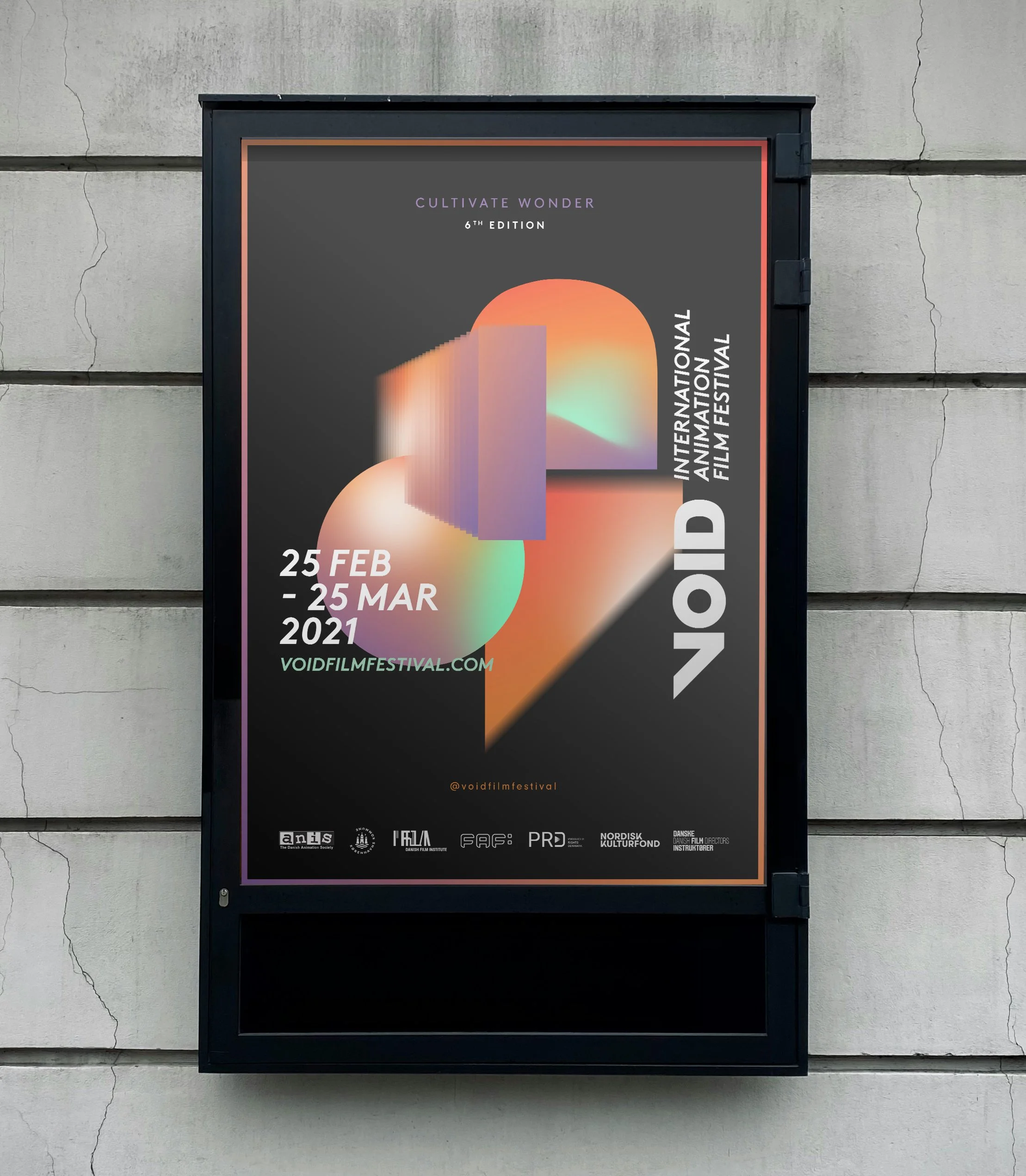 Plakat for VOID International Animation Film Festival i Danmark med datoer 25. februar til 25. marts 2021, med logoer for forskellige filmorganisationer og filmmagere, sort baggrund og pastel farvet illustration.