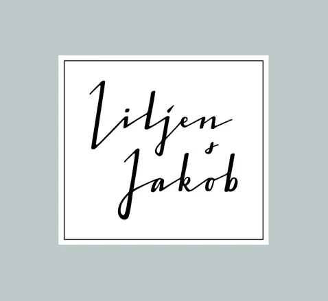 Elegant sort tekst med navnene 'Lijjen & Jakob' i kursiv indenfor en hvid ramme på en lyseblå baggrund.