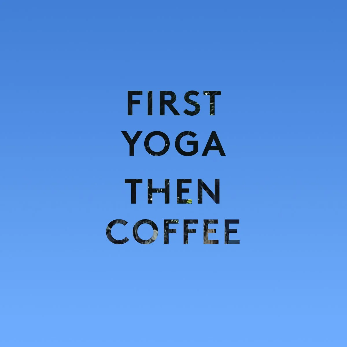 Tekst på blå baggrund: 'FØRST YOGA, SÅ KAFFE'.