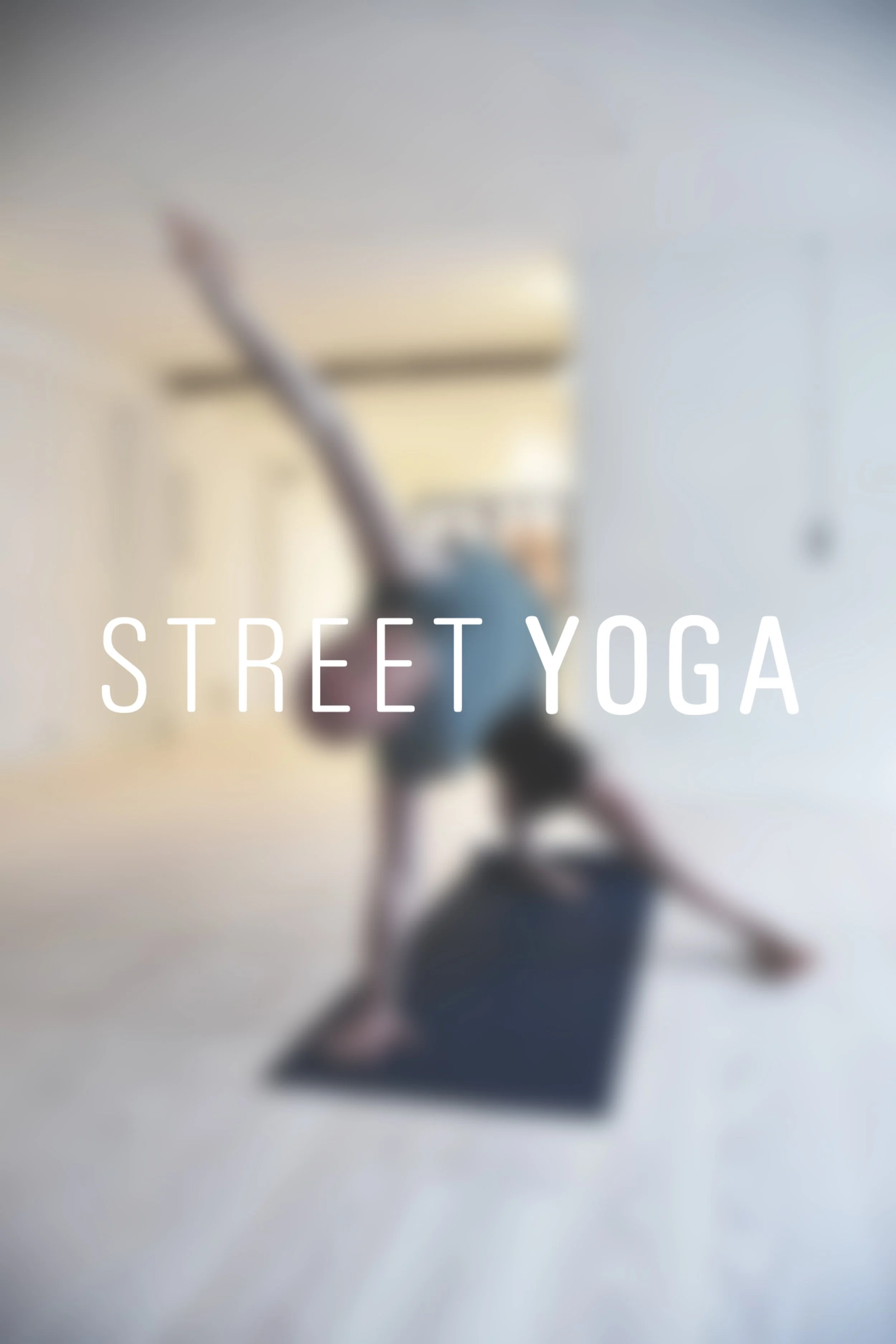 Billedet viser en person i yoga-stilling på et gulvtæppe i et lyst, minimalistisk rum med vægge i lyse nuancer. Teksten "Street Yoga" er overlejret på billedet.