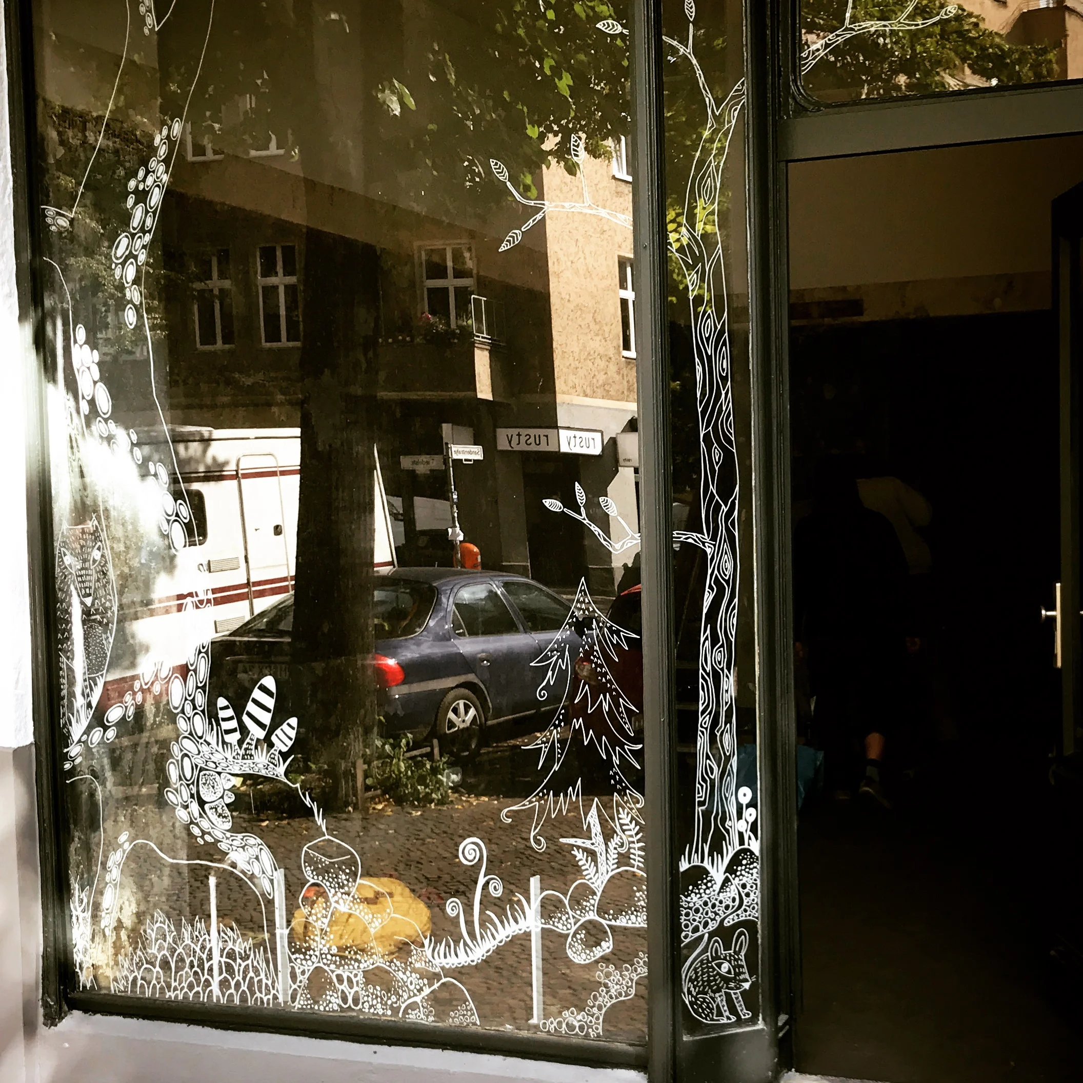 Schnapserwachen, Fräulein Brösel, Annika Metze, Illustration, Schaufenstergestaltung, Kreidestift, Neukölln, little shop, Illustration, Annika Metze, Wald