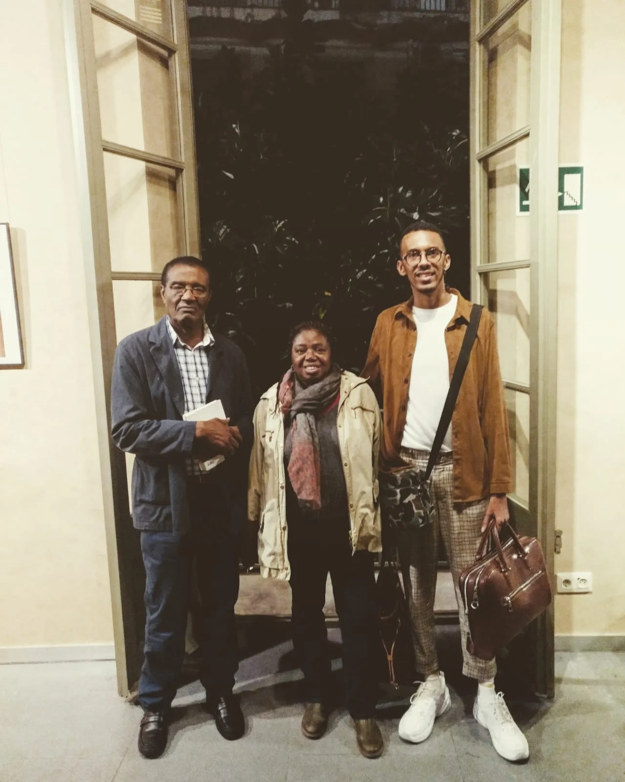 Jeffrey Abé Pans, colaborador de la Revista Negrxs, con lxs escritorxs Inongo vi Makomè y Remei Sipi