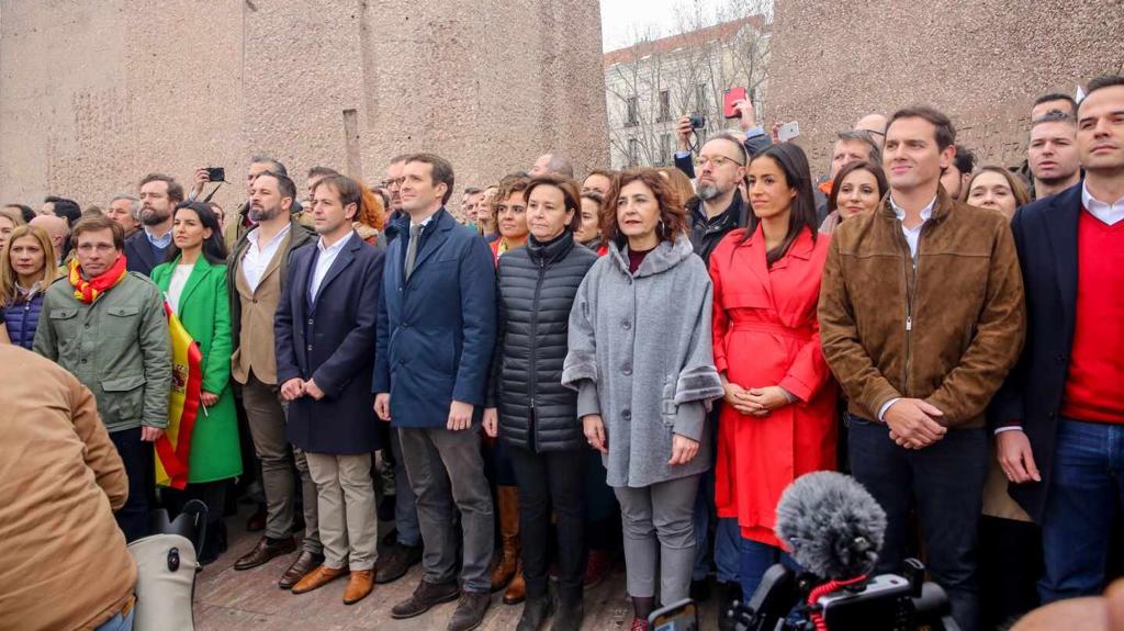 Santiago Abascal, Pablo Casado y Albert Rivera (entre otras personas) en la reciente manifestación celebrada en Madrid (fuente El Independiente)