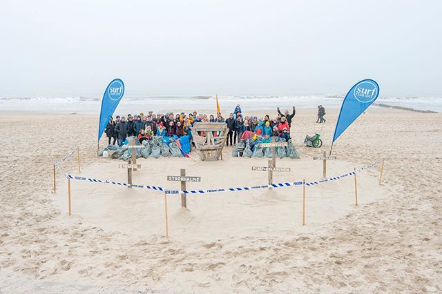 AKTION NO. I/III 2019 // 11. SCS Beach Clean Up im M&auml;rz. 
&Uuml;ber 150 Teilnehmer/inner sammelten mehr als 200 S&auml;cke M&uuml;ll.
Das Foto is jedoch von 2018 und zeigt das Mahnmal von @shades_of_trash, das er f&uuml;r unser Jubil&auml;um gef