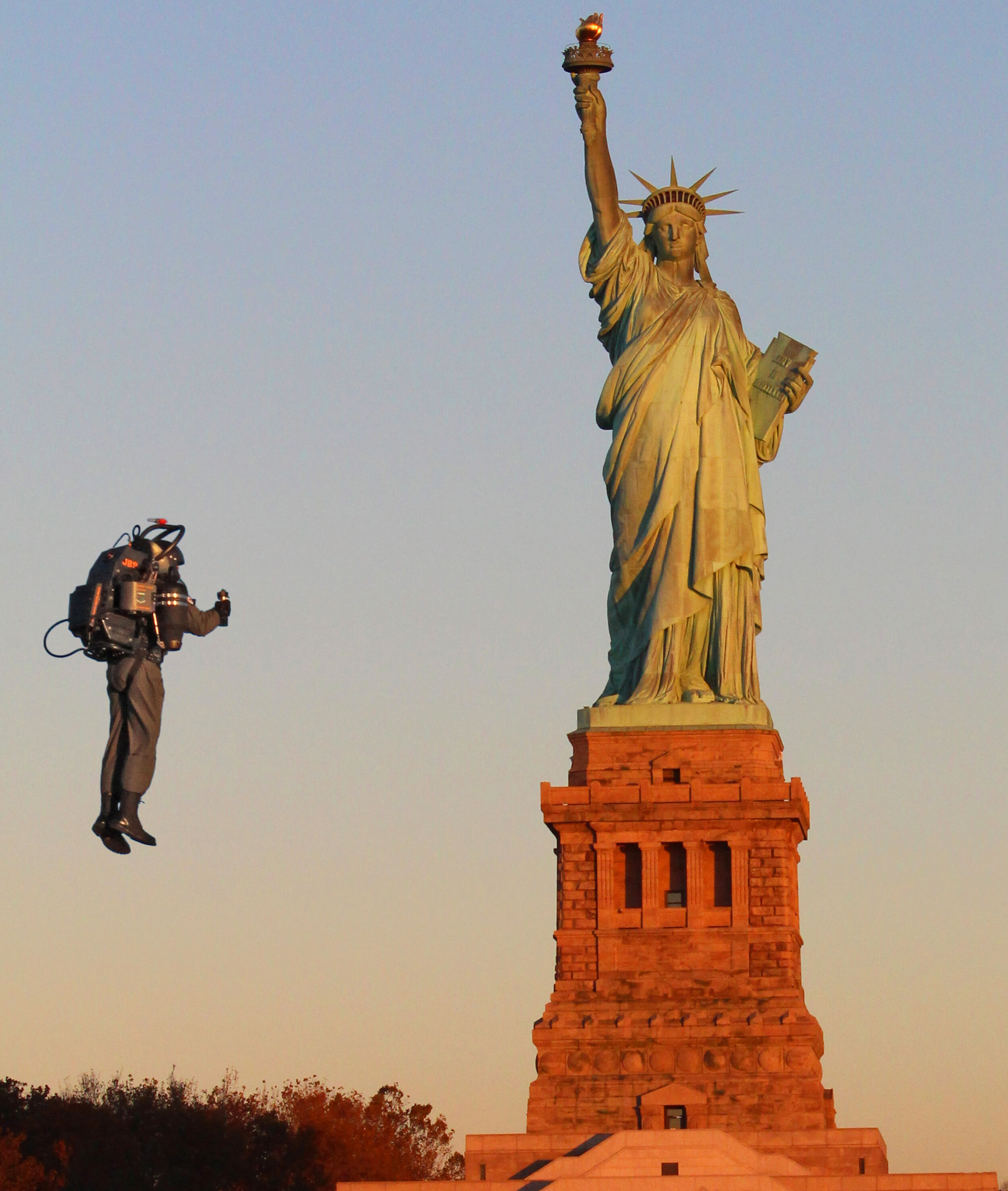 Mayman flying near the Statue of Liberty, in 2015.