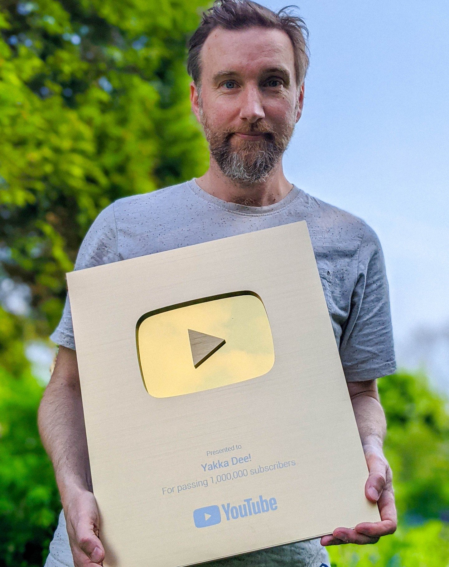 Well this was a treat! Producer/Founder @stevesmith_yeah got his hands on a much-fabled golden Creator Award plaque from @youtube in commendation for the @beakus &amp; @kingbananatv brand @yakka_dee passing 1,000,000 subscribers!

Happy to say the ch