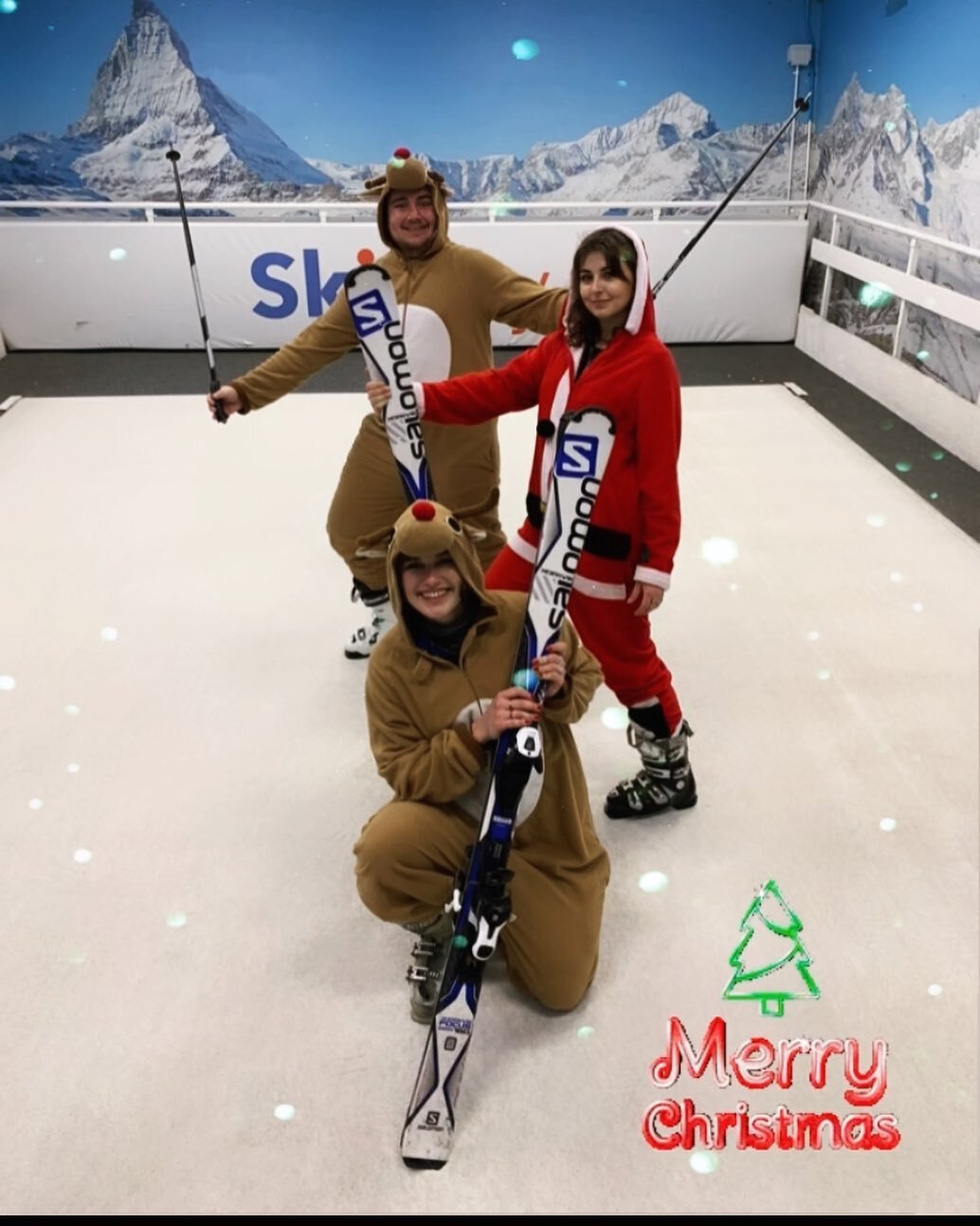 Happy Holidays from everyone at SkiEasy 🎄⛷🎅 We hope your holidays will be filled with joy and laughter through the New Year! 🎄

#ski #skiing #mountain #indoorslope #indoorskiing #skilife #apineskiing#whattodoinlondon #london #snowboard #winter #ch