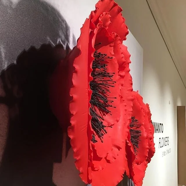 L&rsquo;aspect sculptural de cette s&eacute;rie surgit avec la construction de fleurs pour masquer l&rsquo;intime, soigner la blessure. Ne pas d&eacute;tourner le regard mais regarder
Interview with Madeleine Filippi &quot;Fleurs et Blessures&quot;. 