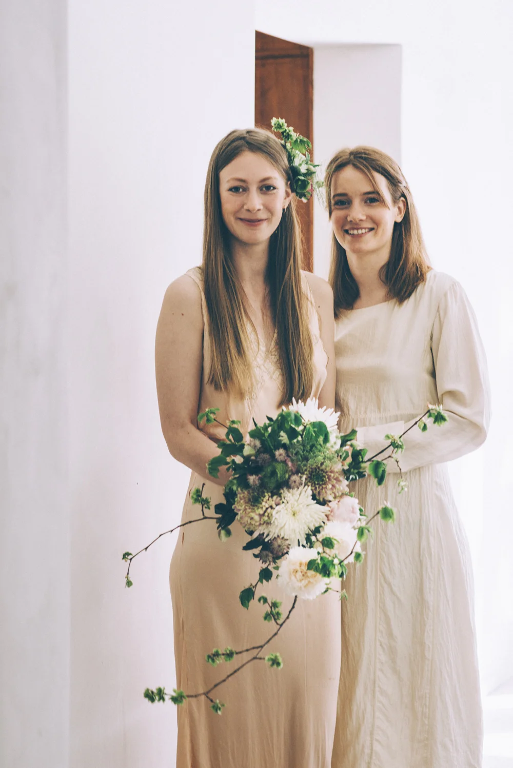 Fotograf: Marcus Nyberg Medium brudebuket 1000 kr. Hårspænde med blomst 300 kr.