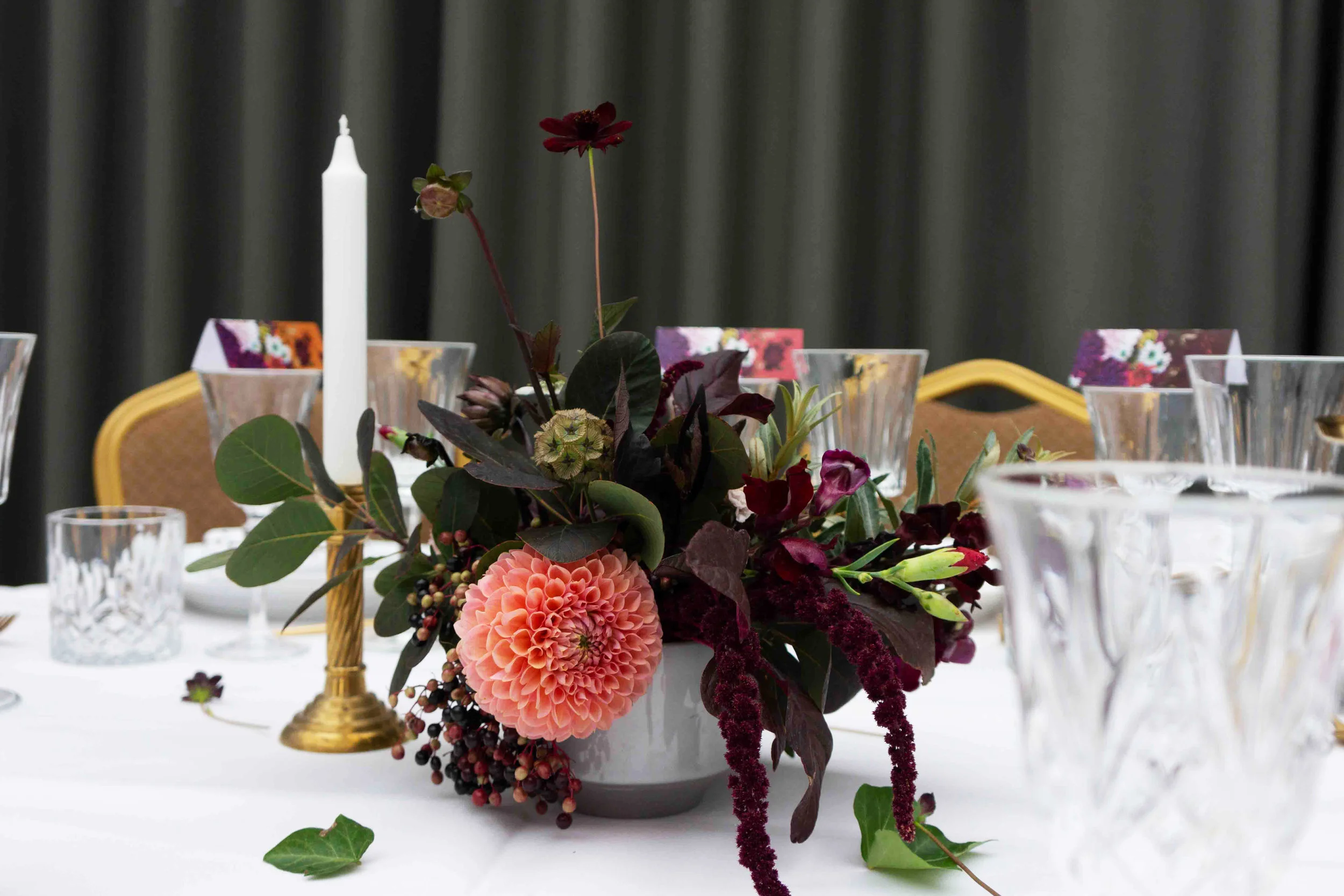 Lille stylet blomsterdekoration 440 kr.