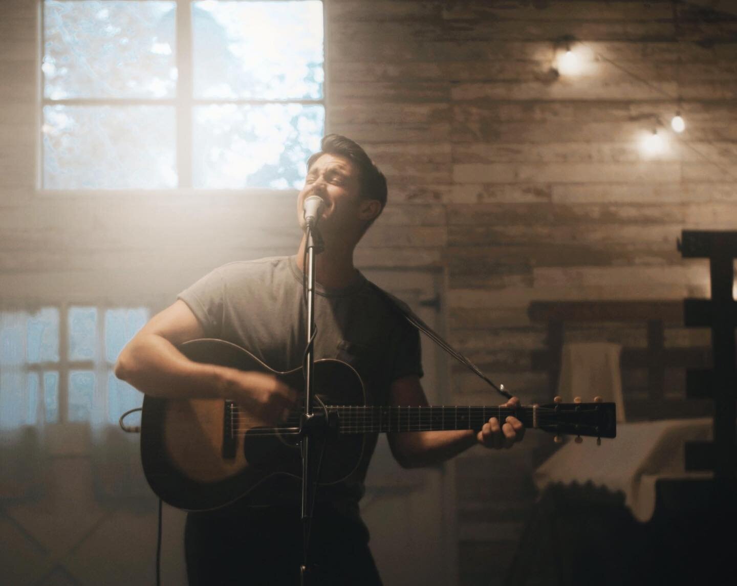 A still from a live video shoot with @chuckacious at @theaudioattic
Also, playing @guitarsandcadillacskc tonight and tomorrow night. If you’re in the Kansas City area, come out and do some dancin’!
#guitar #playing #live #artist #countr
